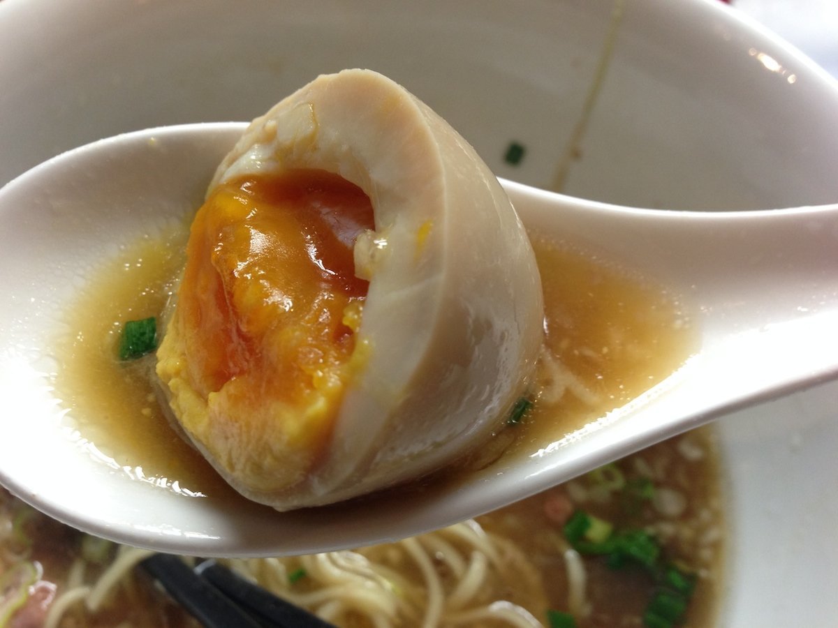 贅沢焼牛らぁ麺 半熟状態の玉子