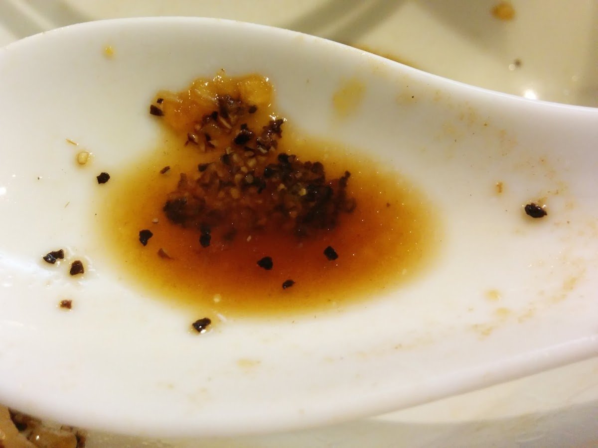 「味噌味専門 マタドール」の特BB スープの中の胡椒