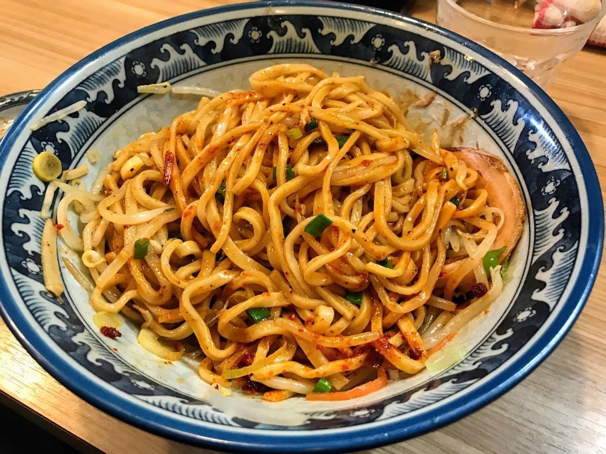 汁なしエビ辛し中華そば: エビ辛しの投入