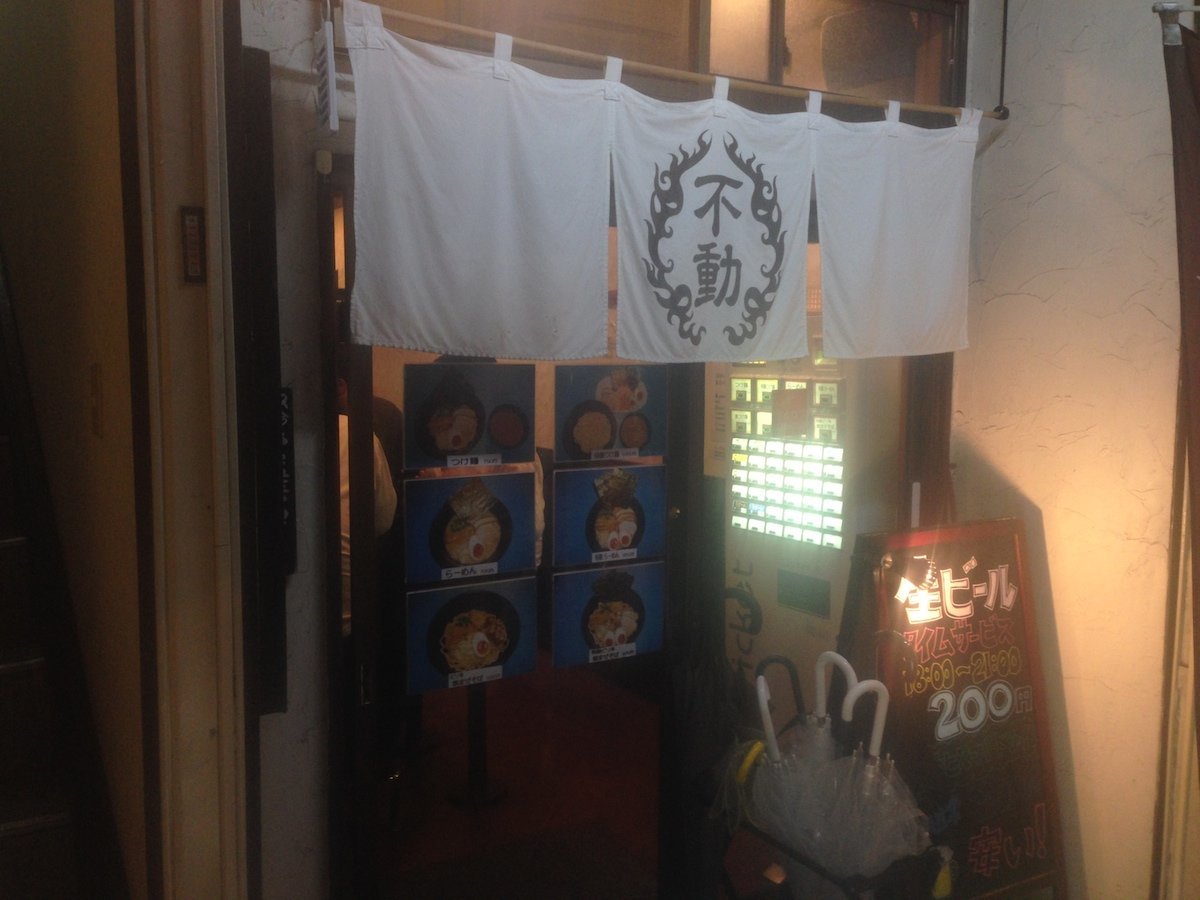 リニューアルオープン日は繁盛していて、店内は満席でした!
