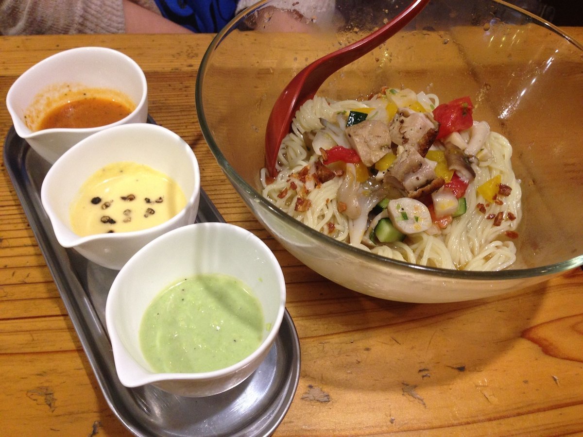 「武藤製麺所」の冷たいペペロンチーノ風 赤黄緑3種のソース 920円