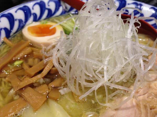 「武藤製麺所」のわんたんとり塩めん 白髪葱