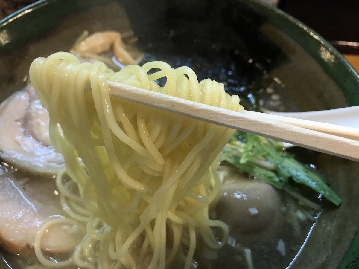 特選煮干し塩ラーメン: 麺