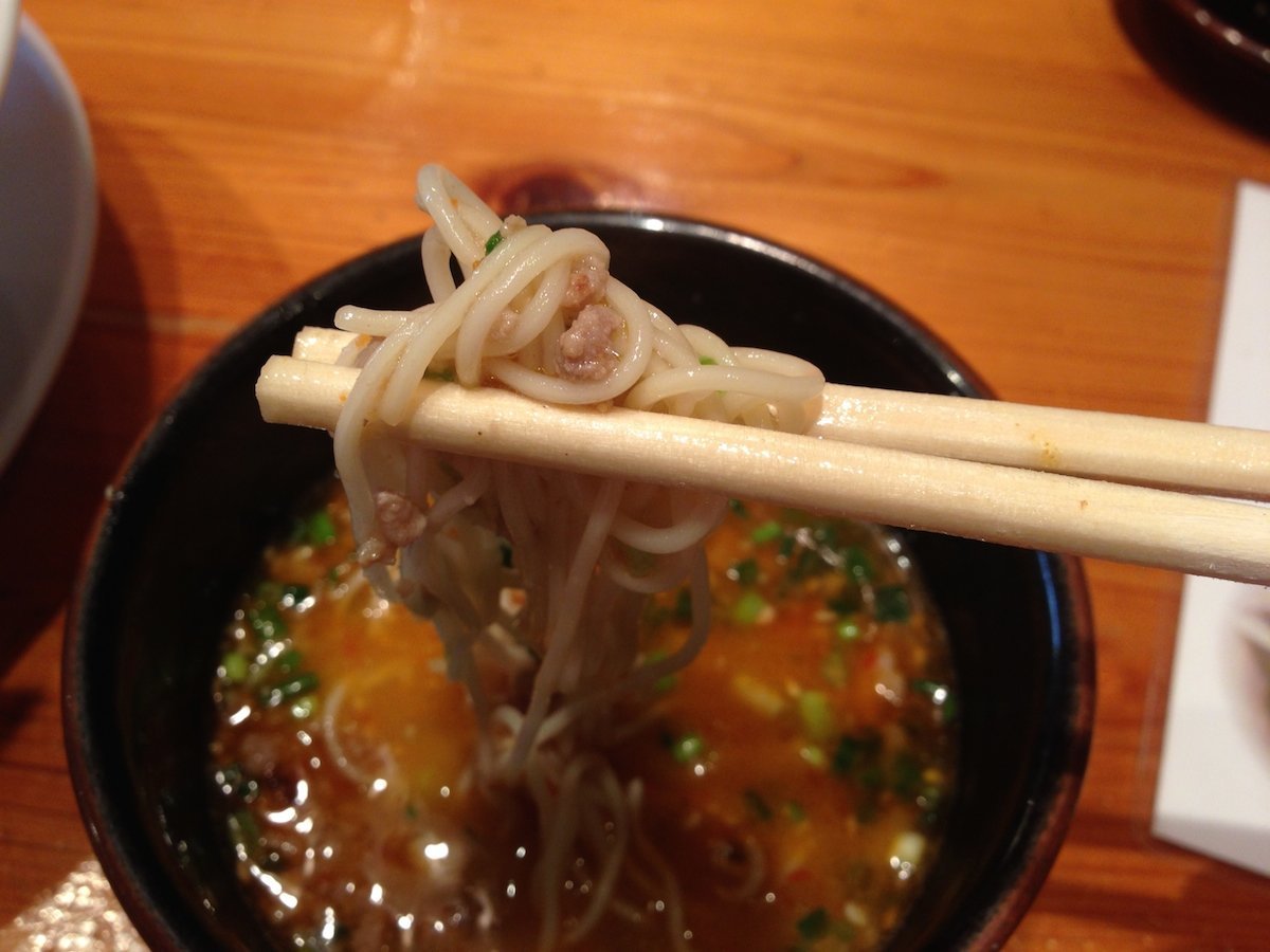 赤オニの辛い成分が絡み付いた麺