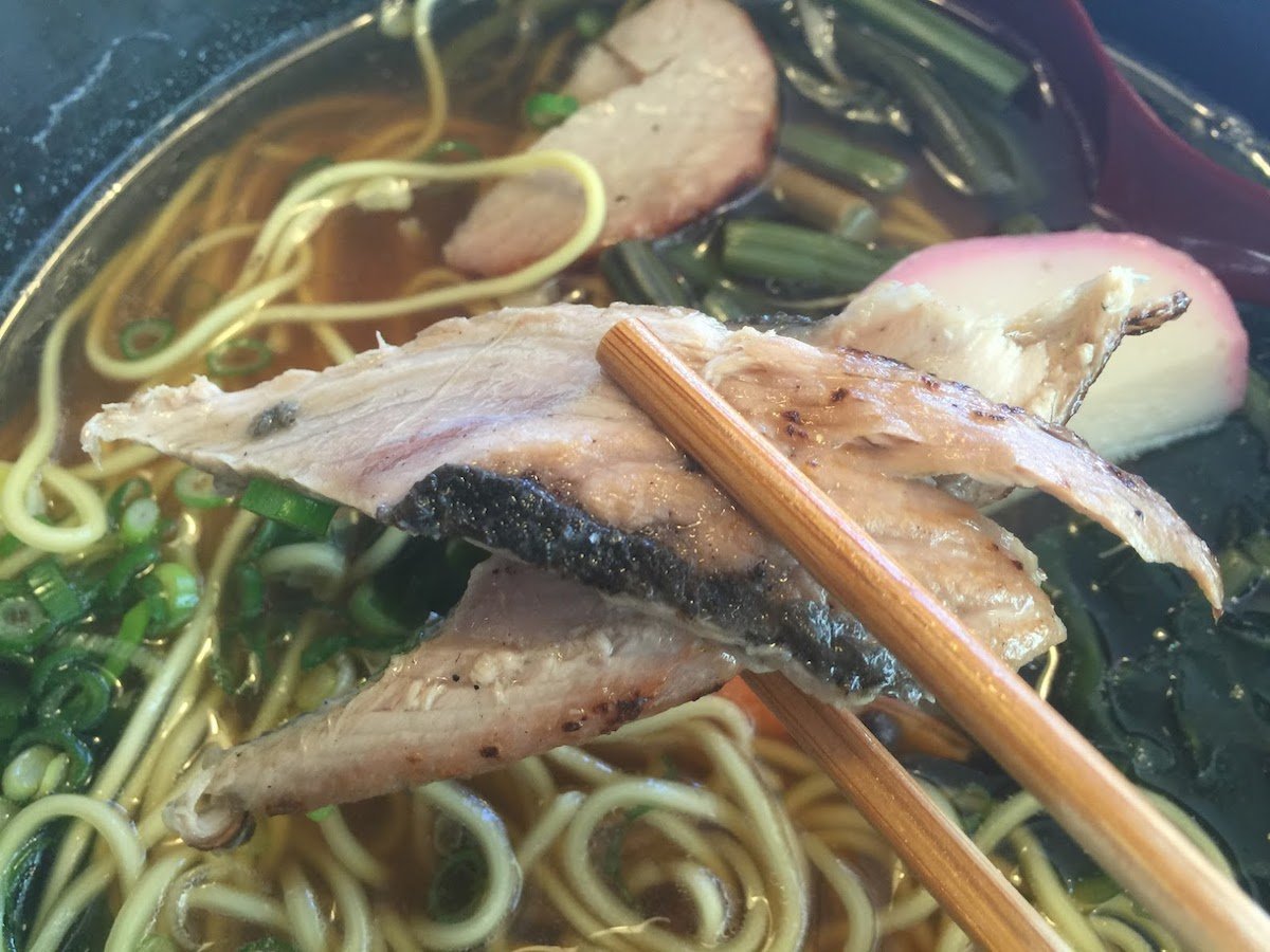 レストまつむらの「龍馬ラーメン」 熱が通ったカツオ