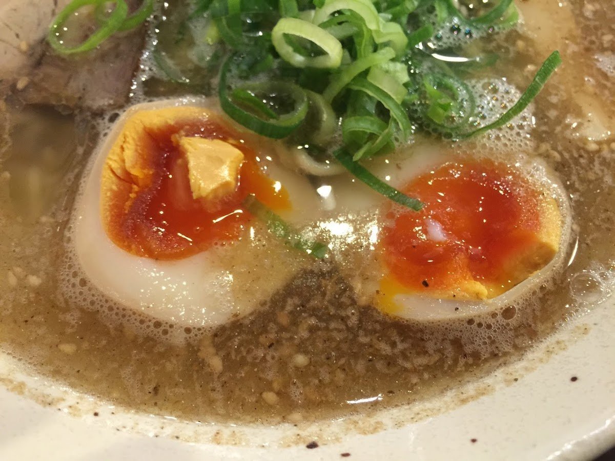 一心の「46億年の塩ラーメン」 黄金の煮玉子
